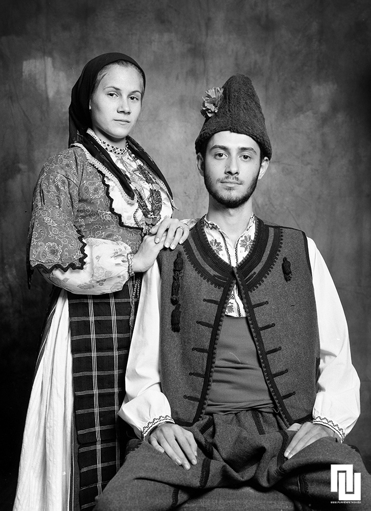 Мома и момък в традиционни носии - Rollei 80s 